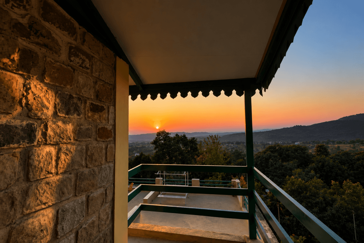 Baromasaa: Hillside Stone Cottage in Kotabagh, Uttarakhand